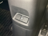 アームレストの後ろ側には、リア席用の充電可能なUSB端子が2個ついています。移動中に充電もできるので便利です。