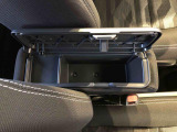 センターアームレスト付きで運転中も腕が楽々!