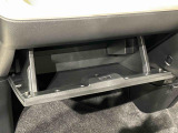 大きな荷物を収納できる、便利な助手席グローブボックス