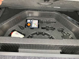 トランク下にパンク修理キットが装備されています。