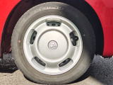 純正のホイールキャップが足元を飾ります!タイヤサイズは155/65R14でございます。