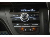 フルオートエアコン搭載。好みの温度に設定するだけで、風向や風量を自動でコントロール!いつでも快適な車内環境に。さらに、体を直接温めるシートヒーター付きで寒い季節も暖かく過ごせます。