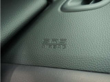 ◆助手席エアバッグ◆SRSエアバッグは、シートベルトだけでは防ぎきれない衝突時の衝撃から乗員を守るための安全装置。衝突時に瞬時に膨らみ、頭部や胸部がダッシュボードに直接衝突するのを防ぎます。