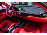 上質なレザーを使ったインテリア。SF90や296GTB と違い、アナログ操作がほとんどです。