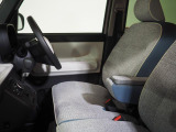 運転席にはアームレストが備わっています。