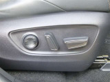 運転席はパワーシート搭載です。シートポジションの微調整が可能です。