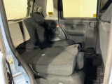 後席背もたれを倒せばちょっと大きめの荷物や長いものを積みたい時に便利です。