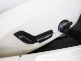 運転席は左右ともパワーシートとなっています ボタンをスライドさせることで直感的に操作可能です