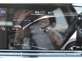 ヘッドアップディスプレイ。運転中に前方から視線を逸らすことなく様々な情報を確認できます。速度情報や警告情報、ドライバーアシスタンスシステムの情報、ナビゲーションシステムと連動した矢印等を表示。