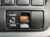 運転席にて左側電動スライドドアの開閉操作が出来ます!便利な機能です!