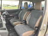 運転席側のドア内張りは、シンプルながらも洗練されたデザイン。使いやすさを考慮した設計で、快適なドライブをサポートします。
