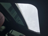 スライディングパノラミックルーフ装備。昼間は心地良い日の光を、夜は満天の星空をご覧いただけます。