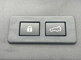 【パワーバックドア】スマートキーや運転席のボタンを押すだけでリアゲートが自動で開閉します!荷物を持っている時や、高い位置にあるバックドアを閉める際に便利な機能です♪