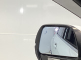 ブラインドスポットインフォメーションは走行中、斜め後ろに車両を感知すると、ドアミラーやピラーの上にマークを点灯してお知らせします。