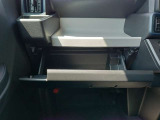 車検証やティッシュ箱を収納出来ます。