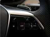 運転中にステアリングから手を離すことなくメディア操作や音量調節ができるようにステアリングにボタンが設定されております。