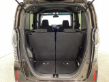 開口部も広く荷物の積み下ろしもしやすいお車となっております。シートの背もたれは5:5の割合で背もたれを可倒でき、前後のシートスライドもできるので荷室をひろげることができます。