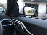 追い越し車線上を急接近してくる車両を認識してミラー内側に組み込まれたインジケータを点滅させドライバーに警告します。注意喚起に気づかず、ドライバーがそのまま車線を越えた場合には車線維持をサポートします。