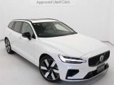アダプティブクルーズは前方車に投影・反射されるミリ波レーダーをグリル部の受光機で感知。カメラ機能と併せて車両相互の車間距離と速度を瞬時に読み取り適正な間隔を保ちます。