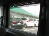 ■ロールサンシェード■乗車中の眩しさを軽減する装備を両側スライドドアに用意!使用しないときはドアパネル内部に収納可能になっています♪