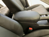 前席のシート間に配置したアームレスト付きのコンソールボックスで運転席助手席がそれぞれくつろげます。