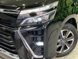 【LEDヘッドライト】悪天候や夜間走行時も良好な視界を確保し安心して運転できる高輝度LEDヘッドライトを装備!点灯速度が早く、消費電力も抑えられています。