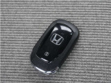 【スマートキー】鍵を持っているボタンを押すだけでエンジン始動。ドアの施錠もボタンを押すだけ。鍵は無くさない様にポケットに入れたまま。