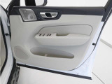 運転席ドアの全景です。キャビンを彩るすべてのものに、機能を形にした美しさが備わっています。