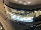 対象物が見やすく白く明るい光で夜間走行をサポートするLEDヘッドランプ(マニュアルレベリング機能・LEDクリアランス付き)を装備