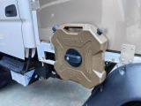 車輛左右にジェリ缶を装着。もちろん燃料もOKですが、水もOK。テスト時には山頂の湧き水を汲んでみましたw。鍵付きなので、盗難防止対策も。モスグリーンがワイルド感をグイグイかもし出しています。