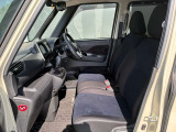 広々とした室内は運転しやすさと質感と機能を高めています。