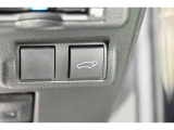 スマートキーや運転席のボタンを押すだけでリアゲートが自動で開閉します!荷物を持っている時や、高い位置にあるバックドアを閉める際に便利な機能です