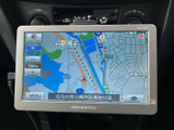 鮮明な表示で、運転中の視認性を確保。正確な地図情報により、安心して目的地へ向かうことができます。ルート検索も簡単操作で対応可能です。