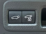 【パワーバックドア】スマートキーや運転席のボタンを押すだけでリアゲートが自動で開閉します!荷物を持っている時や、高い位置にあるバックドアを閉める際に便利な機能です♪