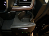運転席の届きやすいところにドリンクホルダーがついています。視線をそらすことなく手に取れるので運転に集中できて安心ですね。