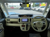 視界が広く運転しやすい運転席まわりです。各スイッチ類の位置も直感的に操作しやすく、長距離ドライブでも疲れにくい設計になっています。