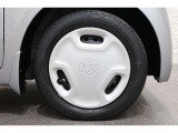純正のホイールキャップが足元を飾ります!タイヤサイズは155/65R14 になります。