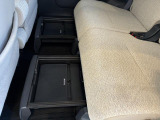 中敷きを立ち上げれば、倒れやすい荷物も安定して積める置きラクボックスが標準装備