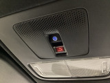 車内天井の赤い「SOS」ボタンは、事故・急病・危険を感じた際にワンプッシュでHonda緊急サポートセンターへつながる緊急通報機能です。