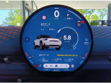25インチ有機ELの丸型センターディスプレイを装備!タッチパネルにて様々な設定を操作可能に