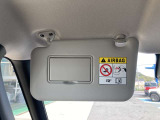 サンバイザーです。眩しい日差しを抑えてくれるので安全な運転をサポートしてくれます
