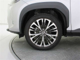 機敏さを引き立てる純正アルミ 215/50 R18 装着!