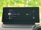 多彩な機能が搭載されたナビ・オーディオは、目的地設定から音楽再生まで、快適なカーライフをサポートしてくれるでしょう。スマートフォン連携も可能です。