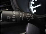 【オートワイパー機能】レバーをAUTOの位置にしているとき、レインセンサーが雨を感知すると、雨量に応じて、ワイパーが自動で作動します。