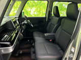 運転席側のドア内側は、収納や操作系のアクセスの良さが際立ちます。細部までこだわった設計が、使いやすさを追求しています。