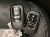 家族やパートナーと個別に持てるため、貸し借りの手間がなくスムーズに乗車できます。また、メインキーを自宅に置いたまま、もう一方をサブとして常に鞄に入れておけるため、持ち出し忘れを防げる点も便利です。