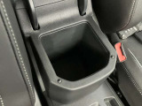 ひじ掛け下には便利な収納スペース。