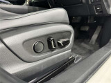 電動パワーシートです。 高級車によく付いてますね。 ポジションを細かく調整、出来るので長時間の運転もリラックスして出来ちゃいますね。