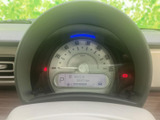 速度や燃料残量など、運転に必要な情報を一目で確認できます。シンプルで分かりやすい表示で、運転に集中できます。