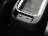USBチャージャーは後席用にも設置されています。長時間のドライブも安心です♪